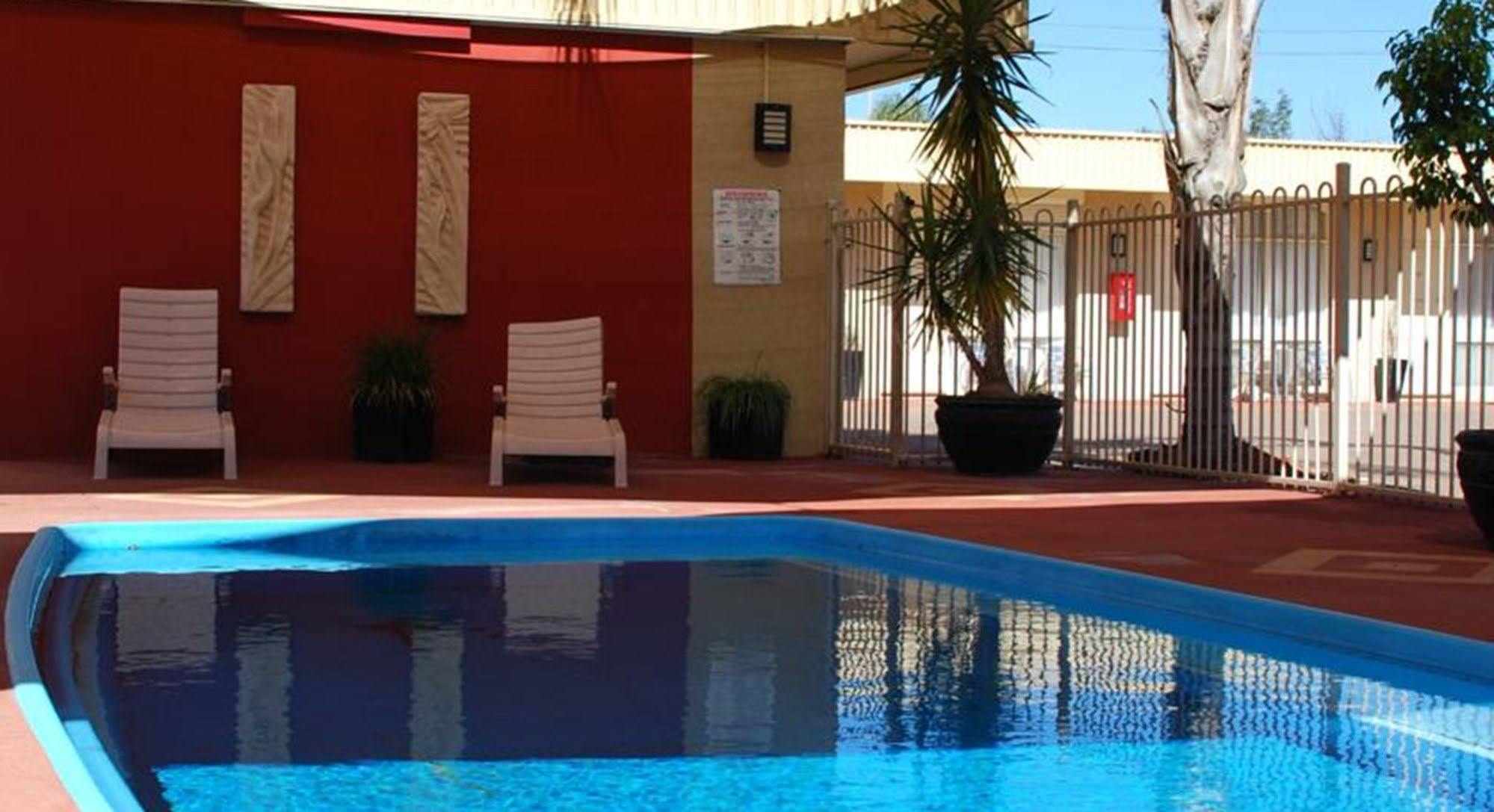 Desert Sand Motor Inn Броукън Хил Екстериор снимка
