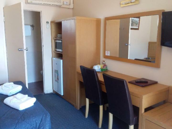 Desert Sand Motor Inn Броукън Хил Екстериор снимка