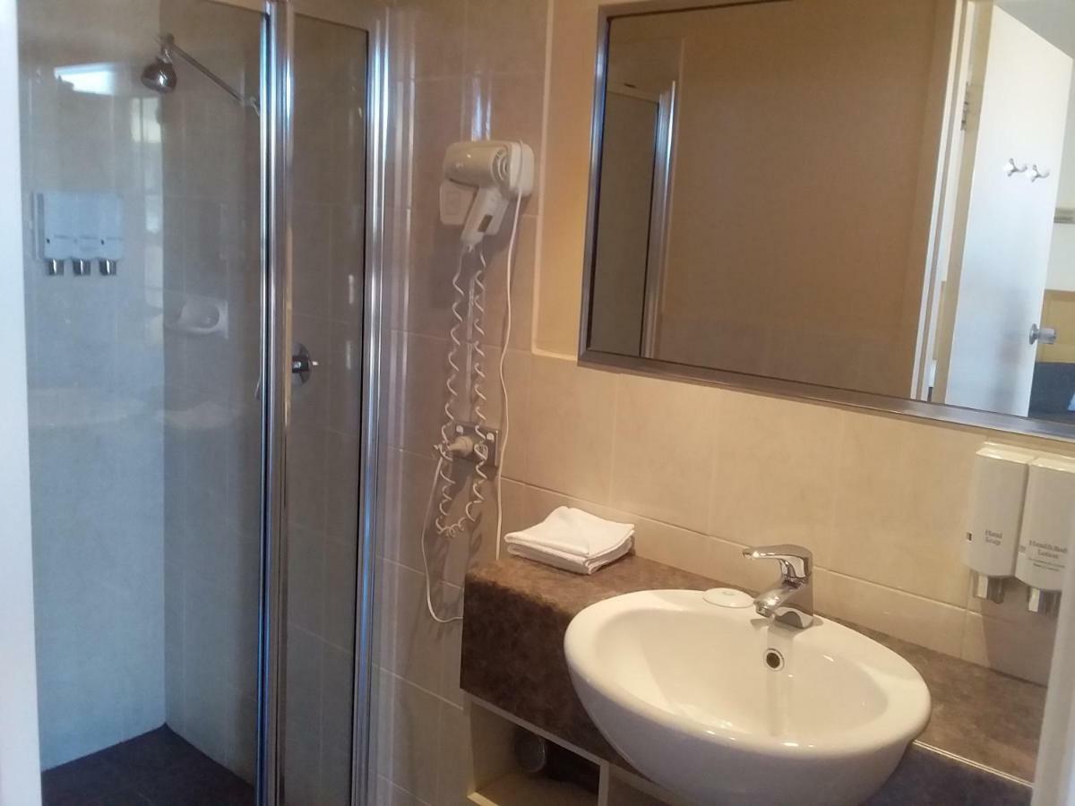 Desert Sand Motor Inn Броукън Хил Екстериор снимка