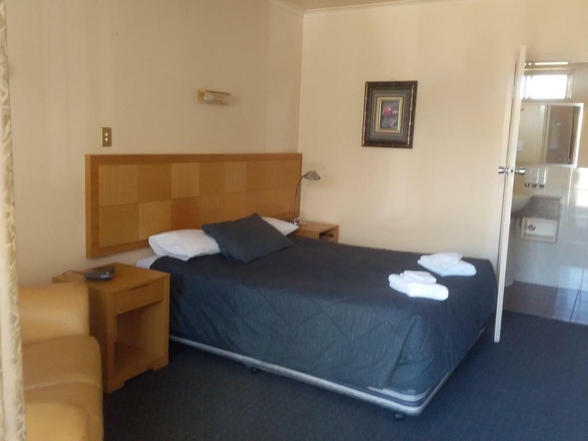 Desert Sand Motor Inn Броукън Хил Екстериор снимка