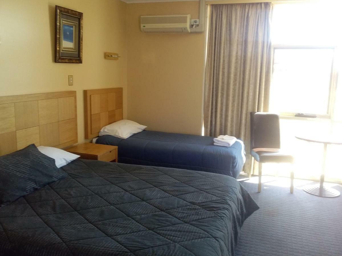 Desert Sand Motor Inn Броукън Хил Екстериор снимка