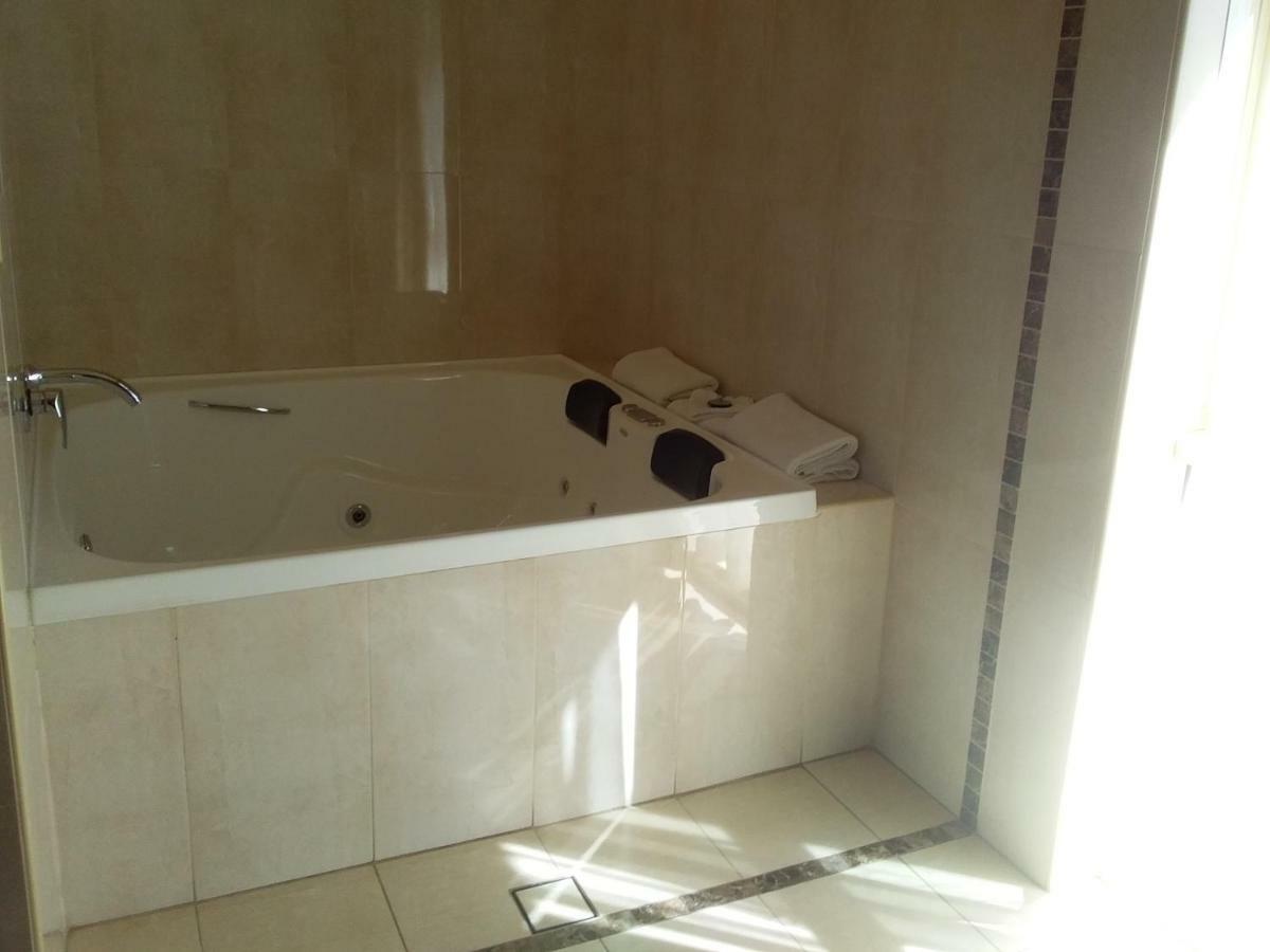Desert Sand Motor Inn Броукън Хил Екстериор снимка