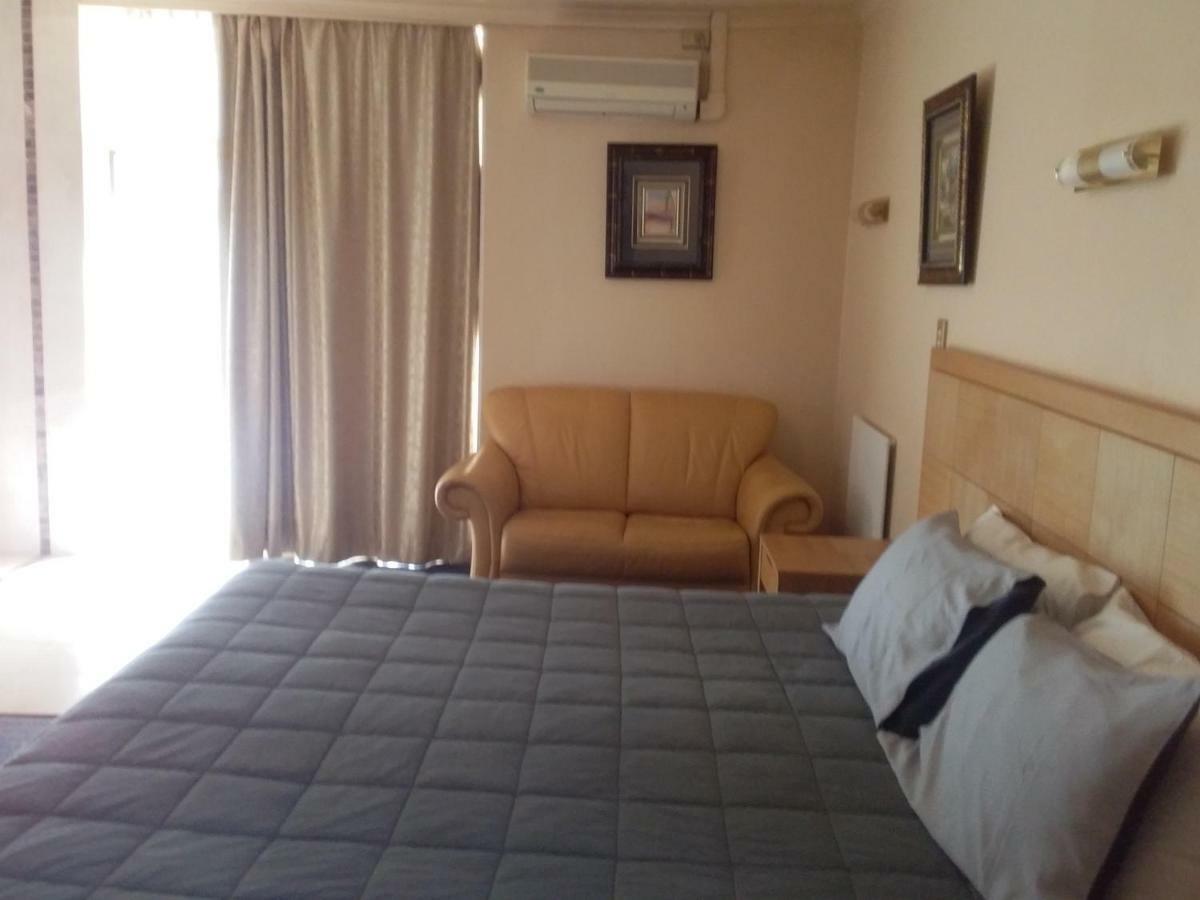 Desert Sand Motor Inn Броукън Хил Екстериор снимка